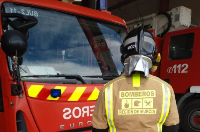 Bomberos apagan un incendio en una vivienda de Águilas donde los sanitarios han atendido a un afectado por inhalación de humos 