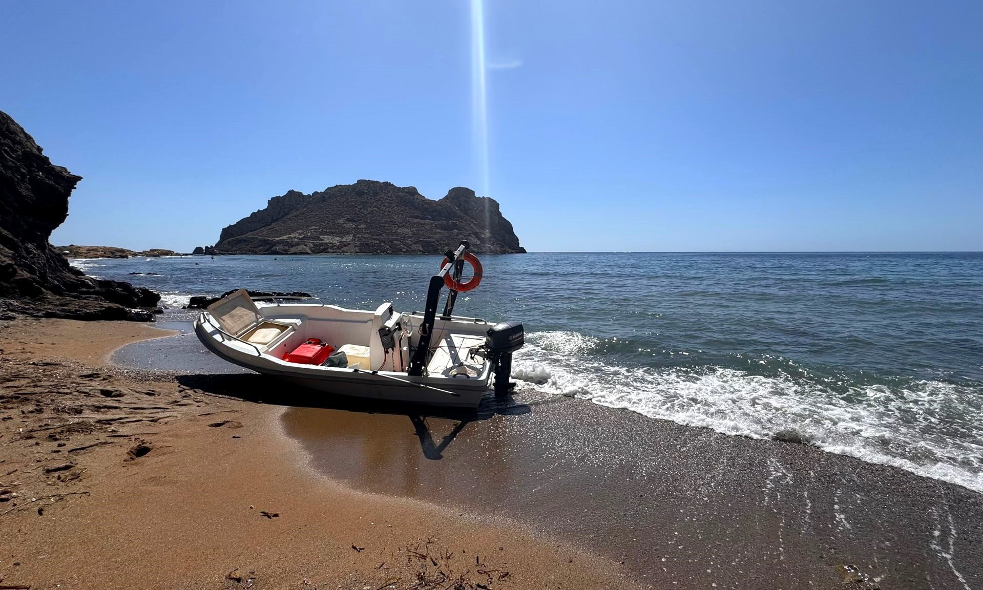 Una embarcación con al menos tres inmigrantes a bordo toma tierra en la Playa Amarilla de Águilas