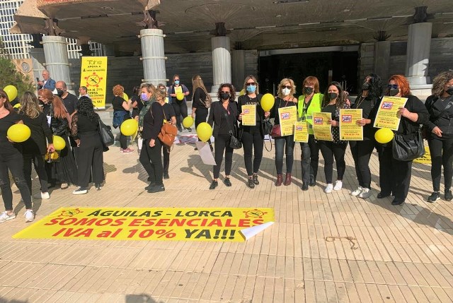 Representantes de salones aguileños de peluquería y estética se manifiestan en Cartagena para reclamar el IVA reducido 