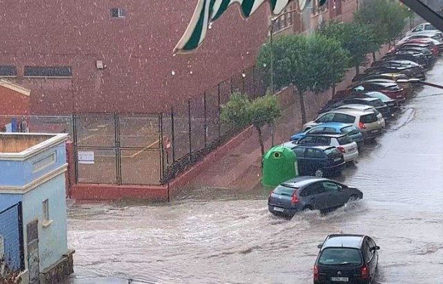 La lluvia en Águilas deja 30 l/m2 en pocos minutos con calles inundadas y sin daños personales 