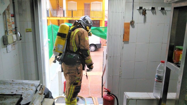 Bomberos apagan el incendio declarado en la cocina de la pastelería Katy en Calabardina, donde un hombre ha sido atendido por hipertensión