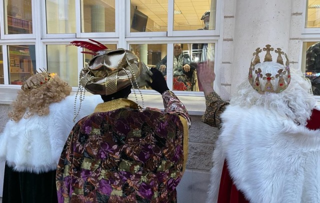 Los Magos de Oriente reparten ilusión en Águilas en la víspera del Día de Reyes