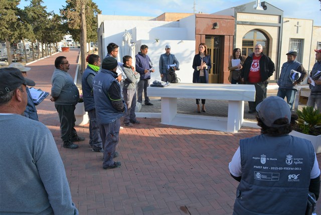 La alcaldesa  de Águilas y el edil de Desarrollo Local supervisan las obras de rehabilitación del cementerio municipal