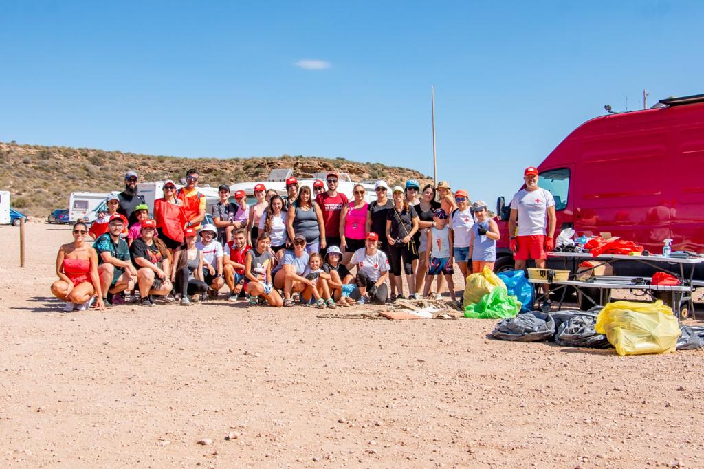 Cruz Roja Águilas organiza una jornada medioambiental en la playa de La Carolina