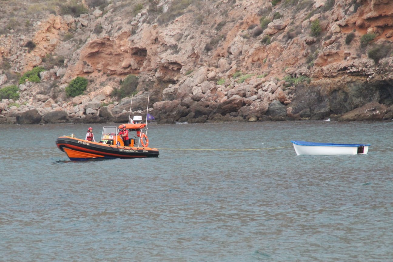 Una patera con al menos 7 inmigrantes a bordo toma tierra en el entorno de la Playa Amarilla de Águilas