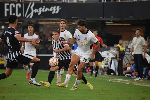 El Águilas pierde en la primera parte el derbi ante el Cartagena y, presumiblemente, cerrará la jornada en puestos de descenso