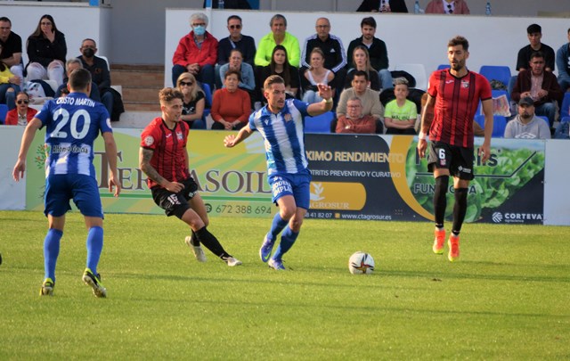 El Águilas, en un partido soberbio, vence al líder del Grupo V, La Nucía, gracias a sendos goles de Javi Pérez y Rafa Chumbi