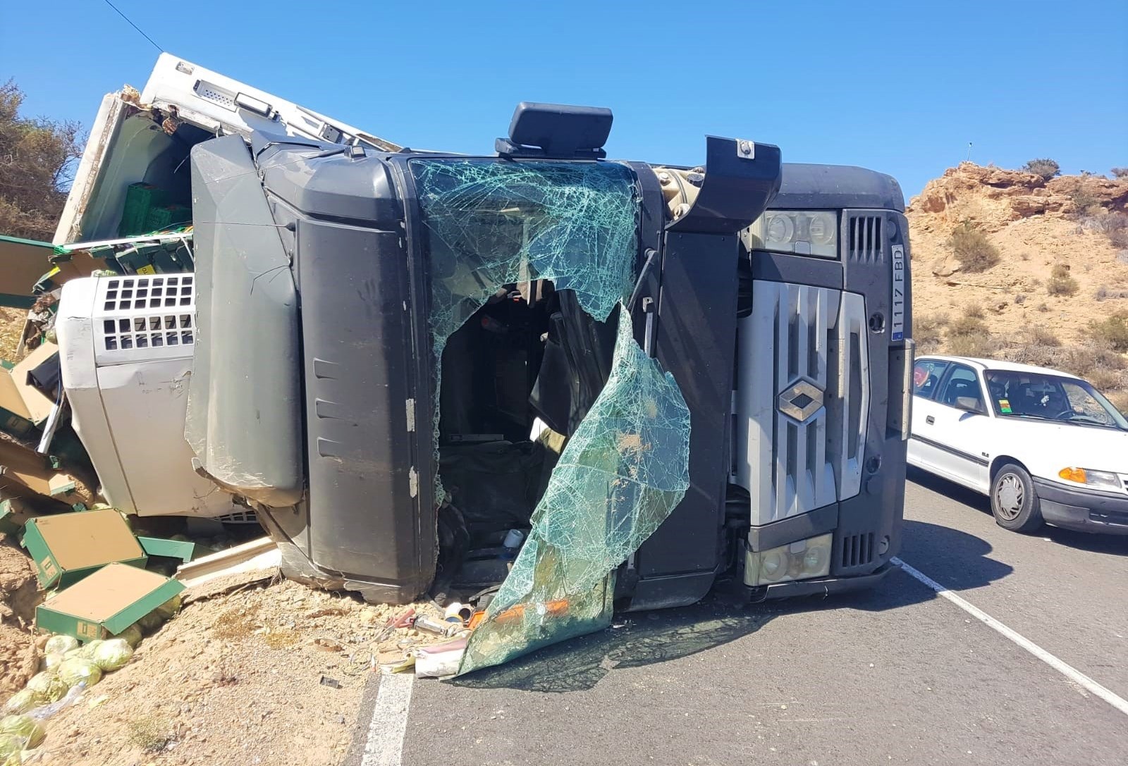 Servicios de emergencia trasladan al hospital al conductor de un camión que ha volcado en Águilas