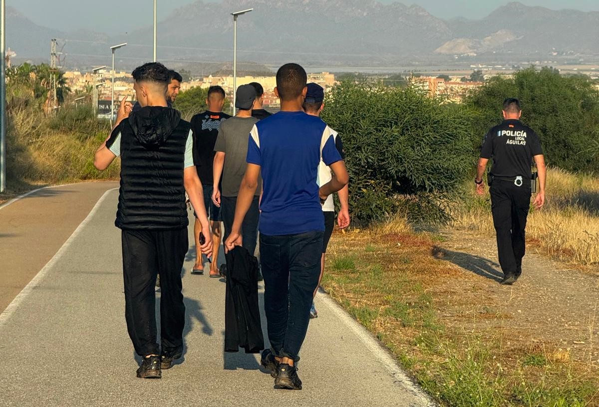 Policía Local y Guardia Civil localizan a 31 inmigrantes llegados a la costa de Águilas
