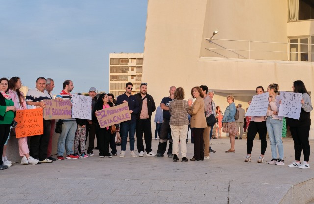 Los trabajadores de Ekipo Medios despedidos en Águilas protestan a las puertas del Auditorio Infanta Doña Elena