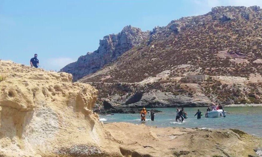 Más de una veintena de inmigrantes han llegado hoy en dos pateras a la costa de Águilas  