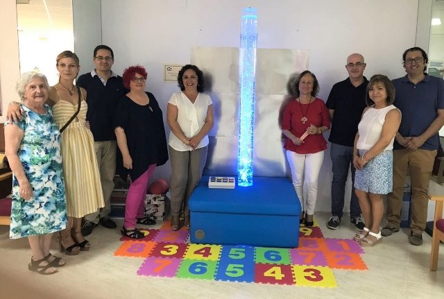 La Asociación Alzheimer Águilas inaugura un aula de estimulación multisensorial donada por el colegio Carlos V