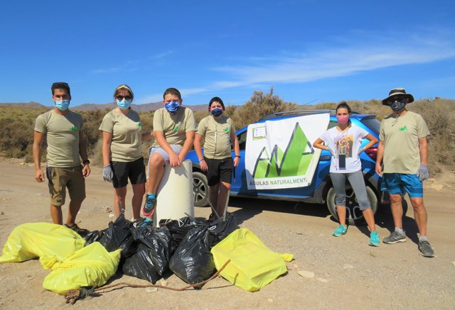 La Asociación Águilas Naturalmente Activa lleva a cabo una recogida de ‘basuraleza’