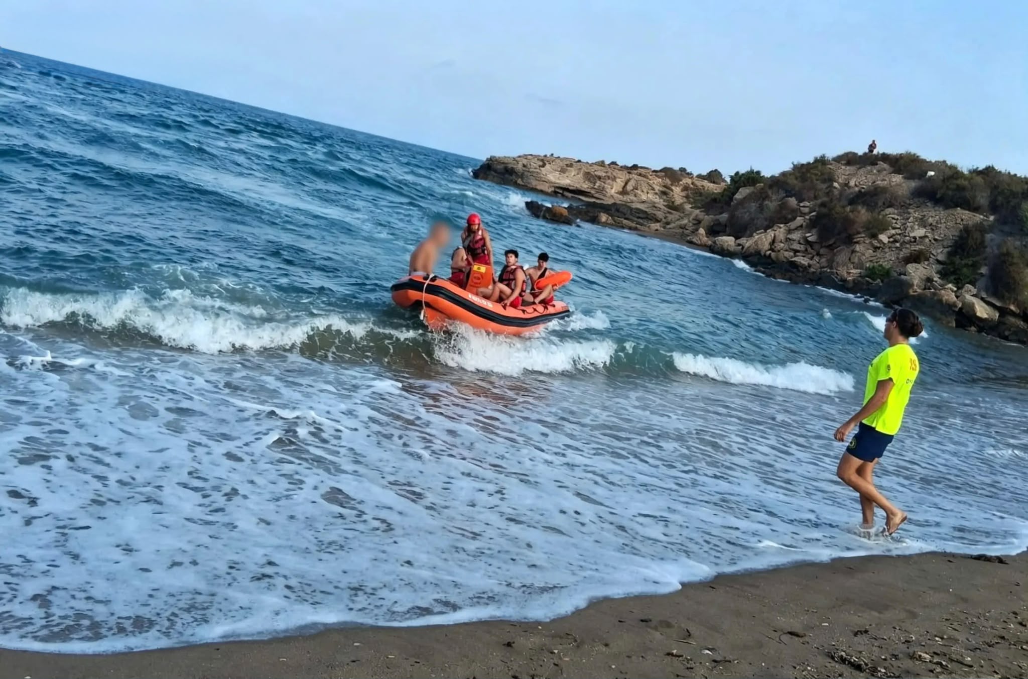 Dos varones son rescatados en la playa de Matalentisco, en Águilas