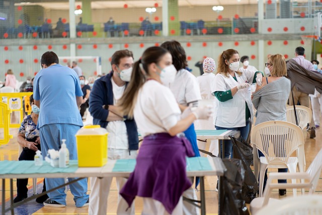 Un millar y medio de personas nacidas entre 1942 y 1947 recibirán este viernes la vacuna de Pfizer en Águilas 