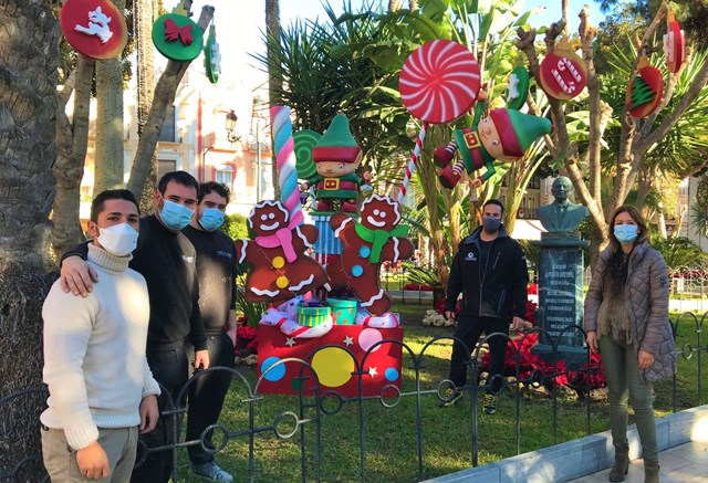 Nueve composiciones del escultor aguileño Mario Fernández visten de Navidad la Plaza de España de Águilas 