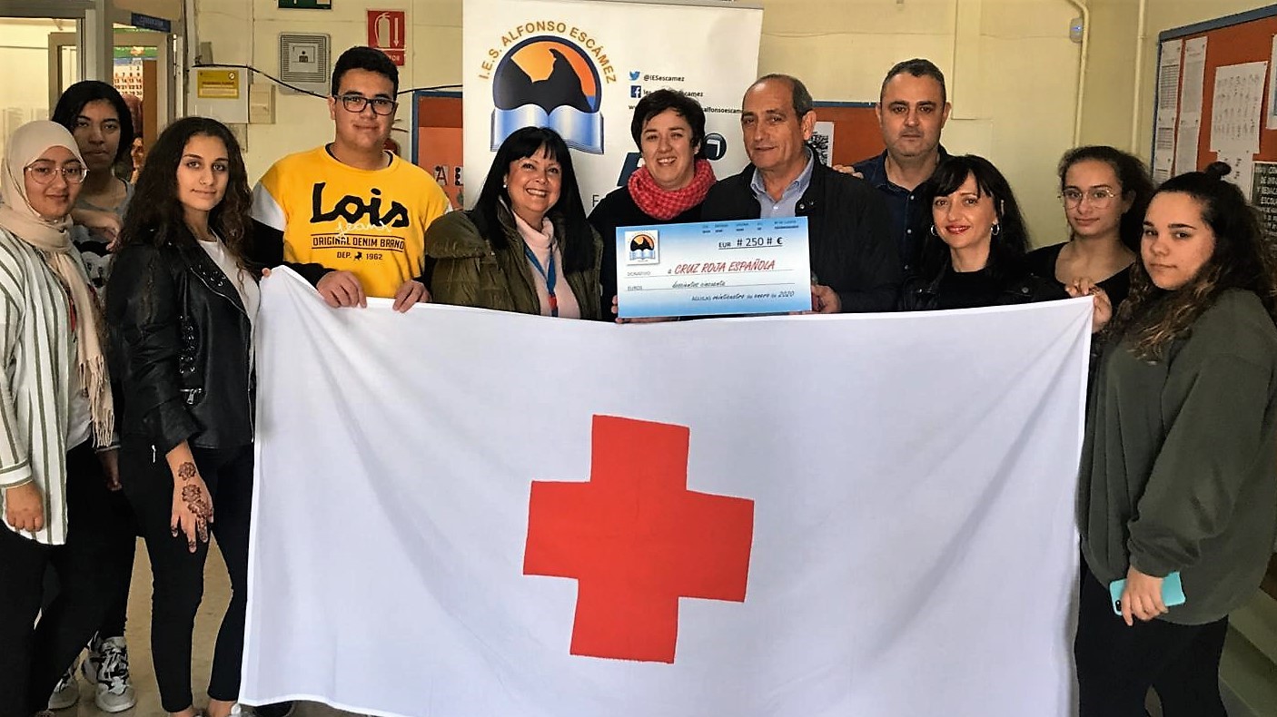 El IES Alfonso Escámez entrega un cheque-donativo a Cruz Roja Águilas dentro de las actividades de Santo Tomás de Aquino  