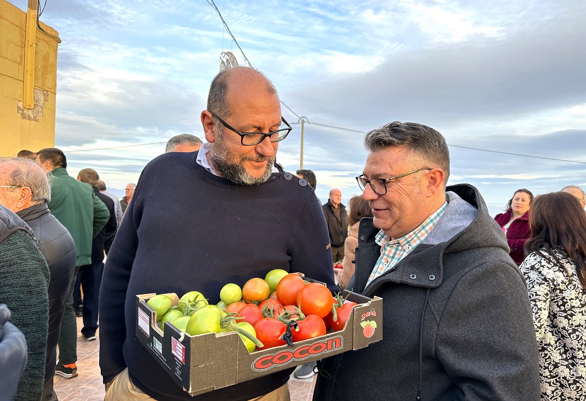 Vera: “Solicitamos rendir homenaje a los agricultores instalando una escultura en la nueva rotonda”