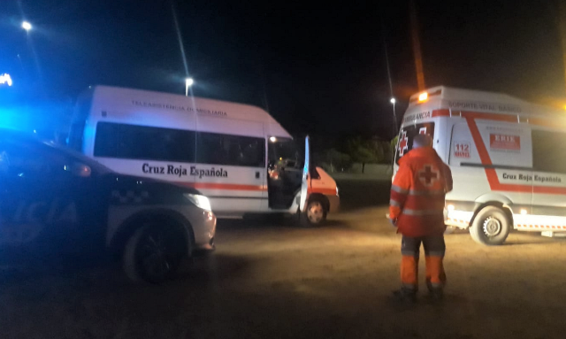 Una patera con 8 inmigrantes es interceptada por las Fuerzas de Seguridad en la playa de Las Delicias en Águilas