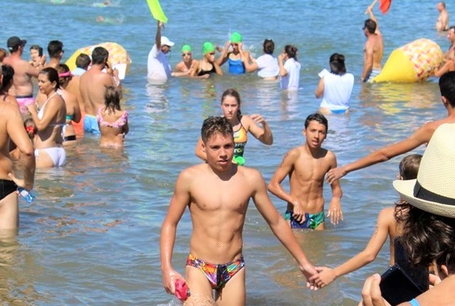  Deportistas y público disfrutan de una nueva edición de la tradicional travesía a nado ‘Playa de Poniente’ en Águilas  