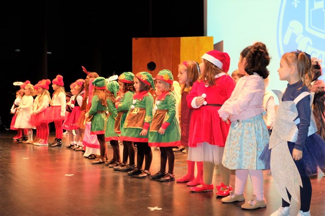 La gala benéfica del colegio Carlos V llena el auditorio de Águilas de solidaridad con el autismo 