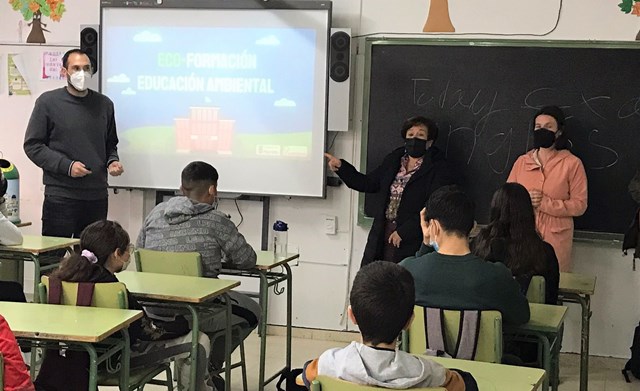 Los centros educativos de Águilas participan en una campaña de concienciación sobre limpieza puesta en marcha por el Ayuntamiento y Entorno Urbano