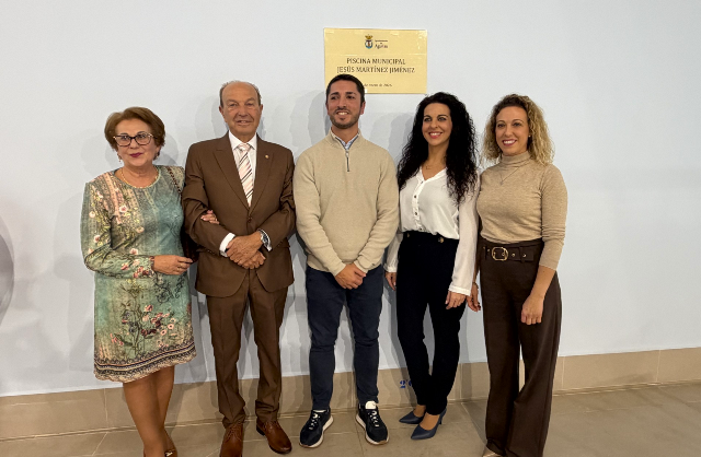 Jesús Martínez Jiménez destapa la placa que da su nombre a la nueva piscina del Polideportivo Municipal de Águilas