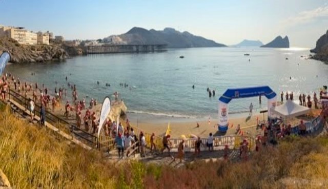 María Albadalejo y Cristóbal Javier Cáceres se imponen en la XLVII Travesía a Nado Isla del Fraile en Águilas