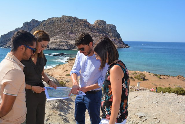 Demarcación de Costas anuncia su compromiso de mejorar el acceso a la playa Amarilla de Águilas  