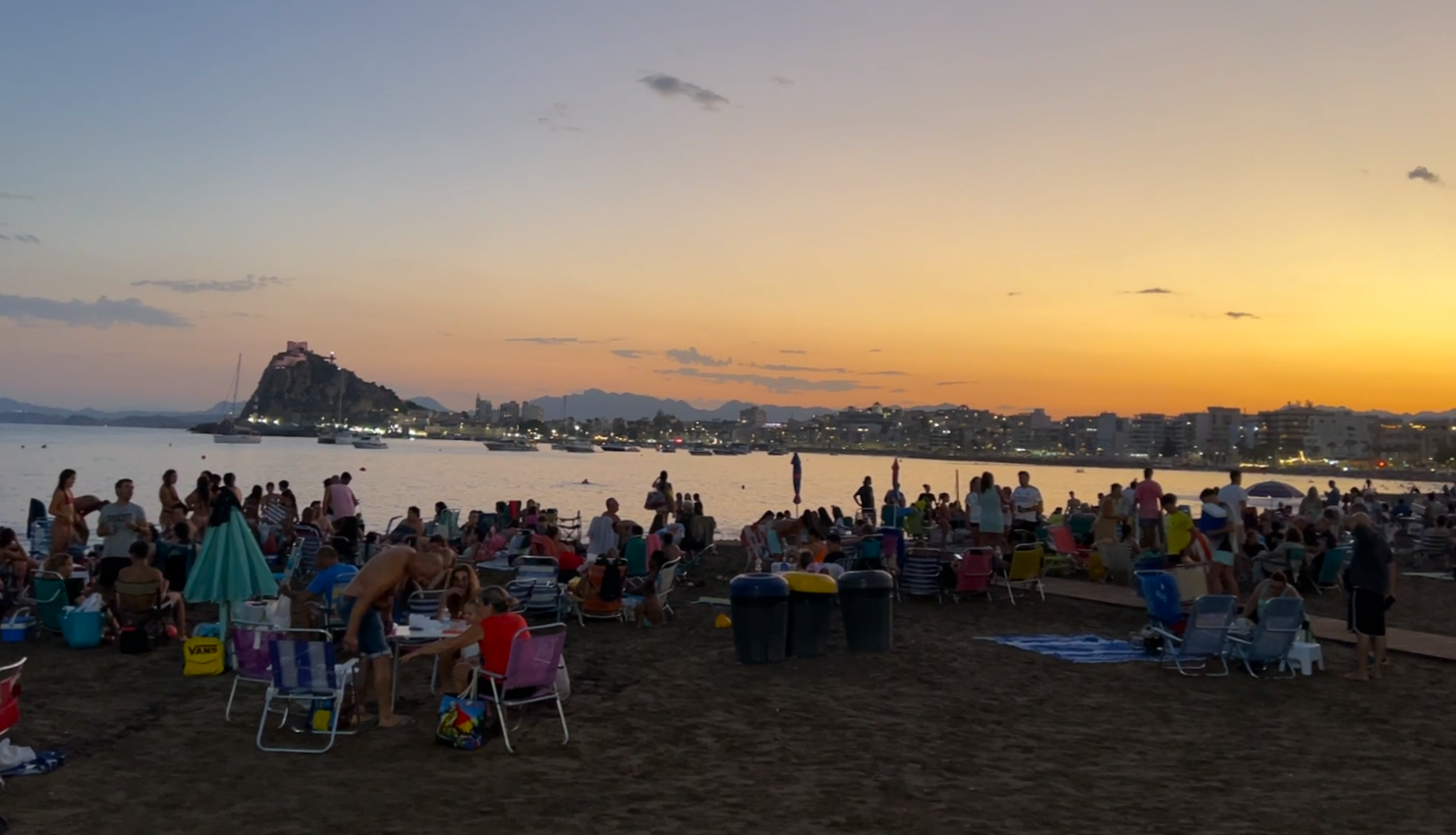 La concejalía de Limpieza repartirá hoy tribolsas y porta colillas en la playa de Levante de Águilas