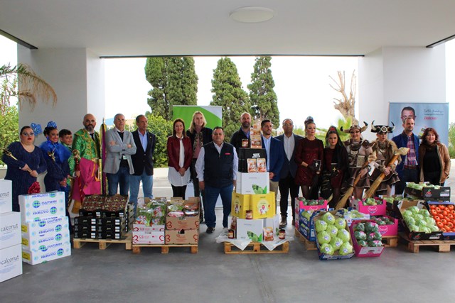 Los personajes del Carnaval de Águilas 2020 reciben su peso en productos de la tierra 