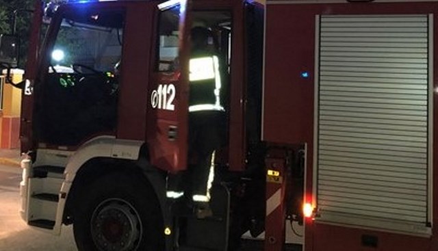 Bomberos extinguen un incendio en el primer piso de un edificio de Águilas