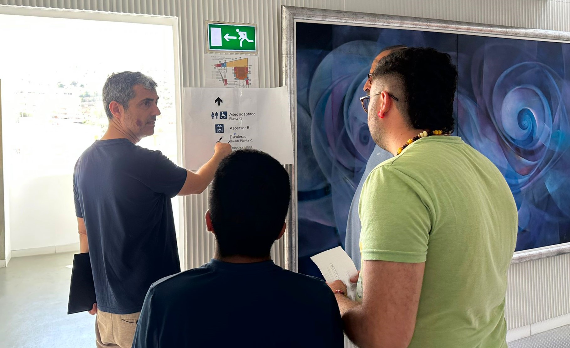 Usuarios de Apandis y Centro Ocupacional Urci actúan como evaluadores de la accesibilidad en el Auditorio de Águilas