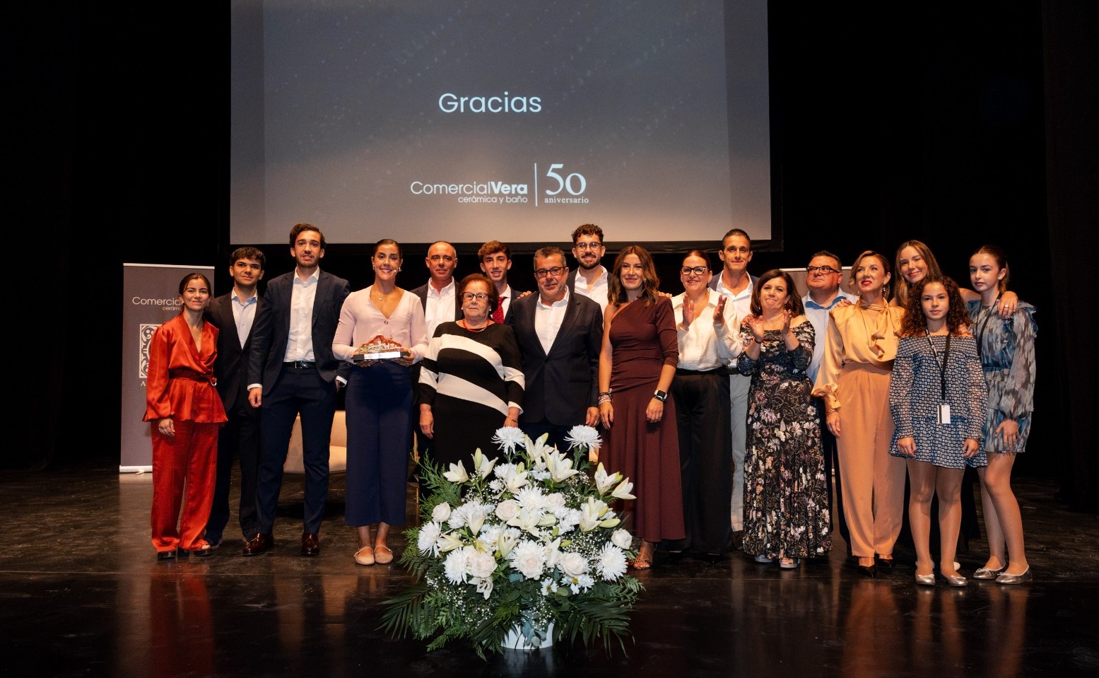 La campeona olímpica Carolina Marín celebra junto a Comercial Vera el 50 aniversario de esta firma que da servicio a numerosas empresas y particulares de Águilas