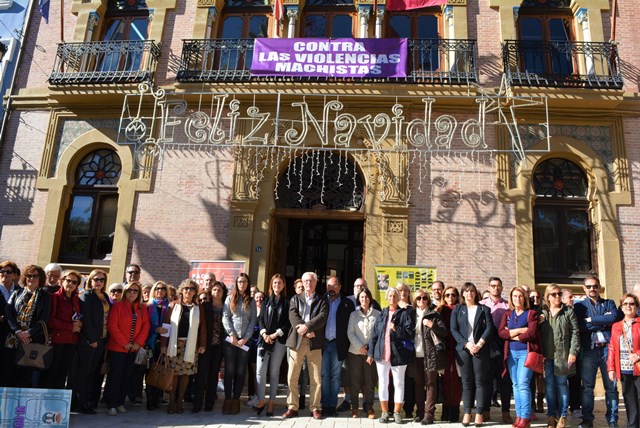 Un centenar de aguileños acuden a la concentración del Día Internacional para la eliminación de la violencia contra las mujeres