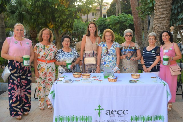 Tradicional cuestación de verano de la Asociación Española Contra el Cáncer en Águilas  