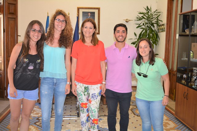 La alcaldesa y el edil de Deportes reciben a las jugadoras del U.D.Águilas Femenino