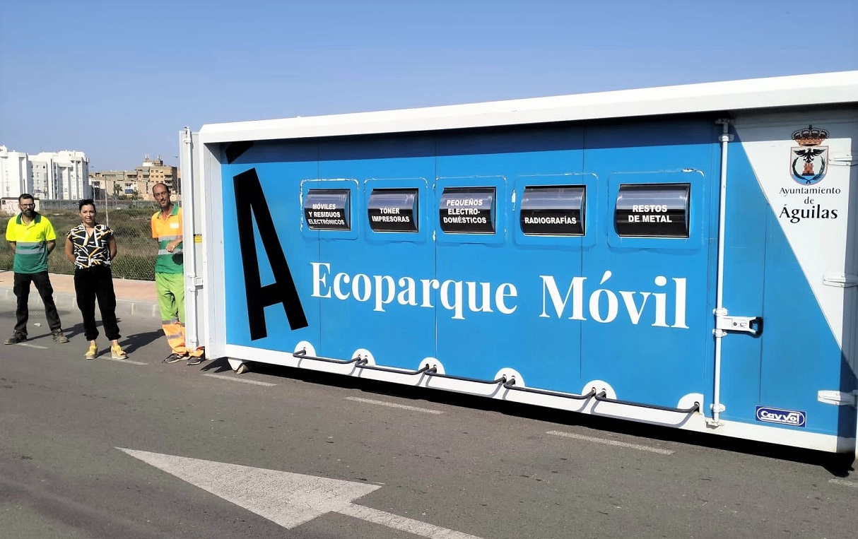 El Ecoparque Móvil sigue recorriendo Águilas para fomentar el reciclaje entre la ciudadanía