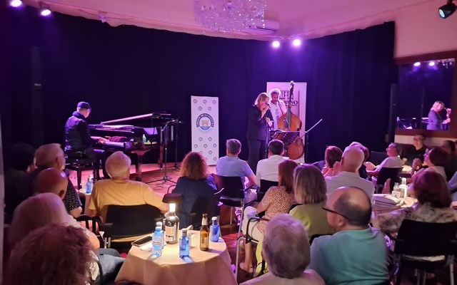 Lleno absoluto con un público entregado a Patricia Kraus en su concierto en Águilas