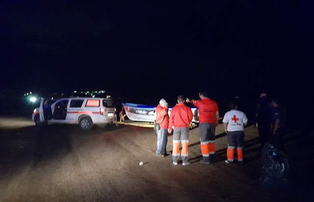 Una patera con al menos 7 inmigrantes a bordo toma tierra en la playa de La Cola en Águilas