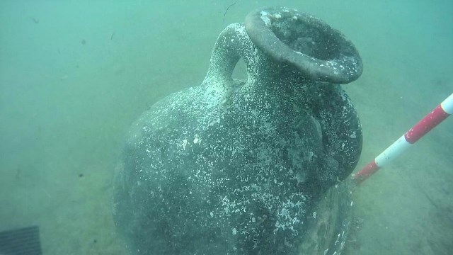 Un submarinista encuentra un ánfora bética de la época de Flavio-Trajano en la playa de Las Delicias de Águilas