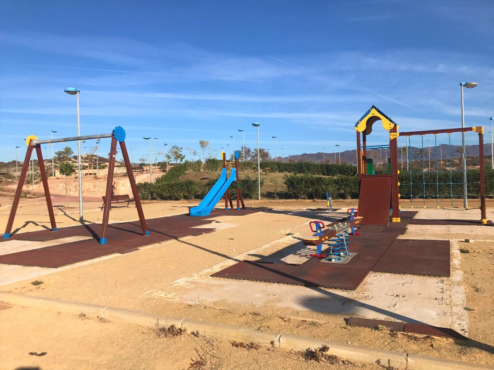 El Ayuntamiento de Águilas inicia la renovación de los suelos de protección deteriorados en los parques infantiles