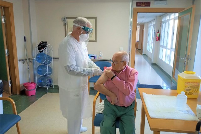 Juan París, de 72 años, primero en recibir la vacuna de la covid-19 en la residencia San Francisco de Águilas