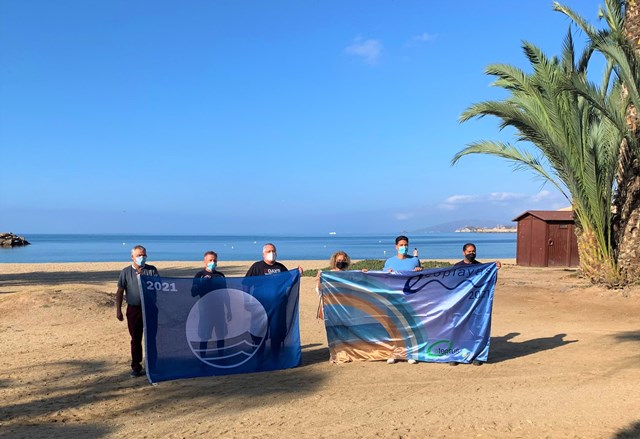  Las banderas azules vuelven a ondear en las playas y puertos deportivos aguileños