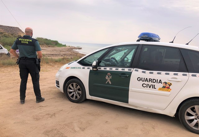 Un guardia civil herido de bala en una operación antidroga en la playa de Las Palmeras 