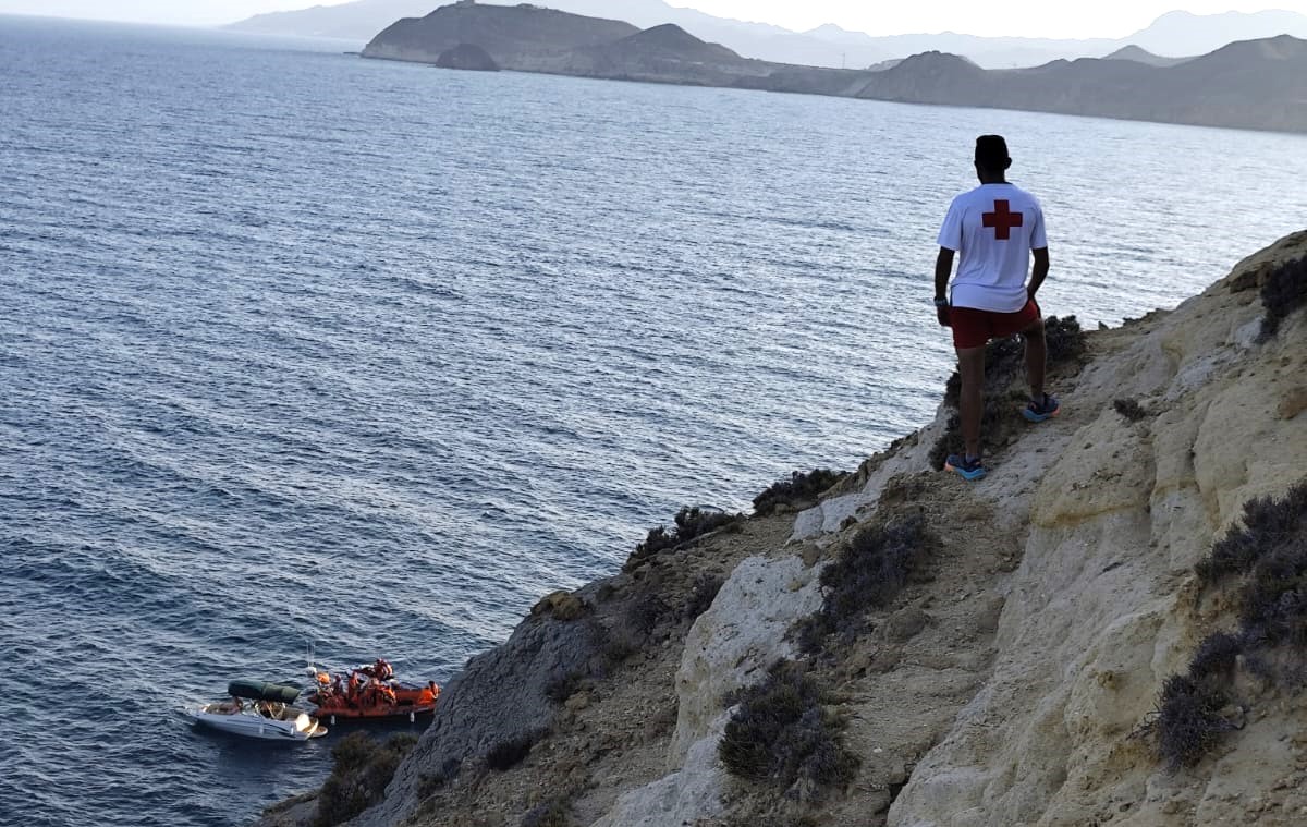 El incendio de un barco entre las playas de La Carolina y Los Cocedores activa varios servicios de emergencia