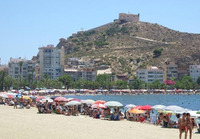 El PP solicita al Ayuntamiento que fomente la recogida selectiva de envases en playas urbanas para evitar que los plásticos lleguen al mar 