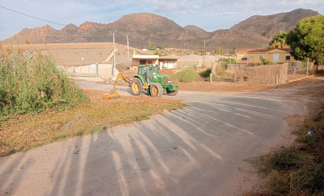 El Ayuntamiento inicia los trabajos de desbroce de caminos rurales asfaltados en Águilas