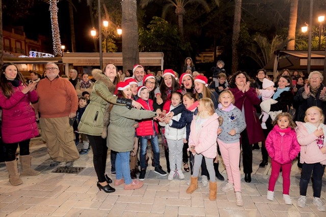Águilas enciende la Navidad con más ornamentación que otros años y un ahorro energético superior al 30%