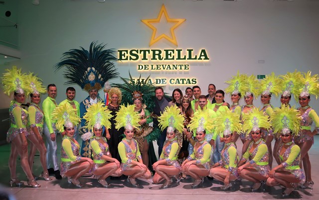 El Carnaval de Águilas inunda la sala de catas de Estrella de Levante